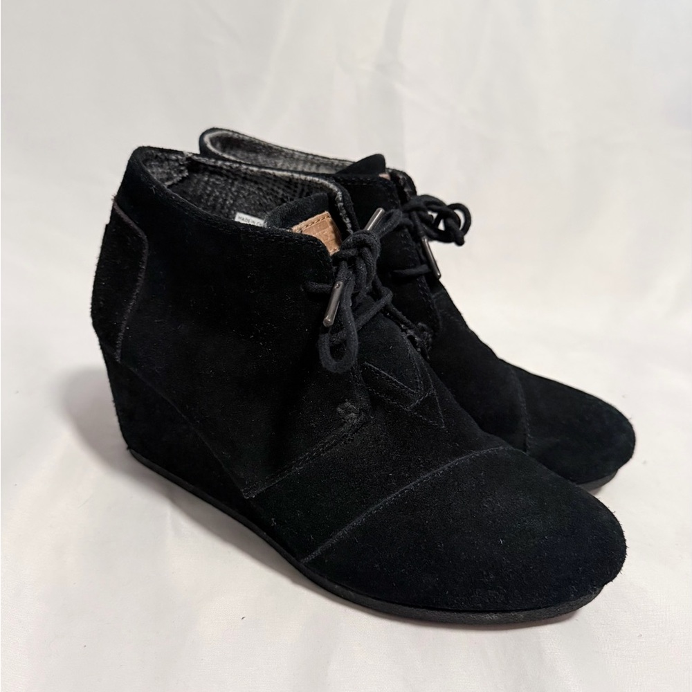TOMS Women’s Black Suede Wedge Boots Size 9.5 Comfortable Chic Transitional